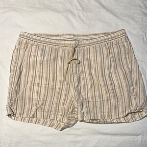 H&M Tan and White Flat Front Shorts with Relaxed Fit